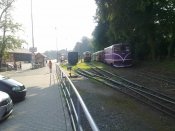 Vpravo vlak s lokomotivou T 47.019